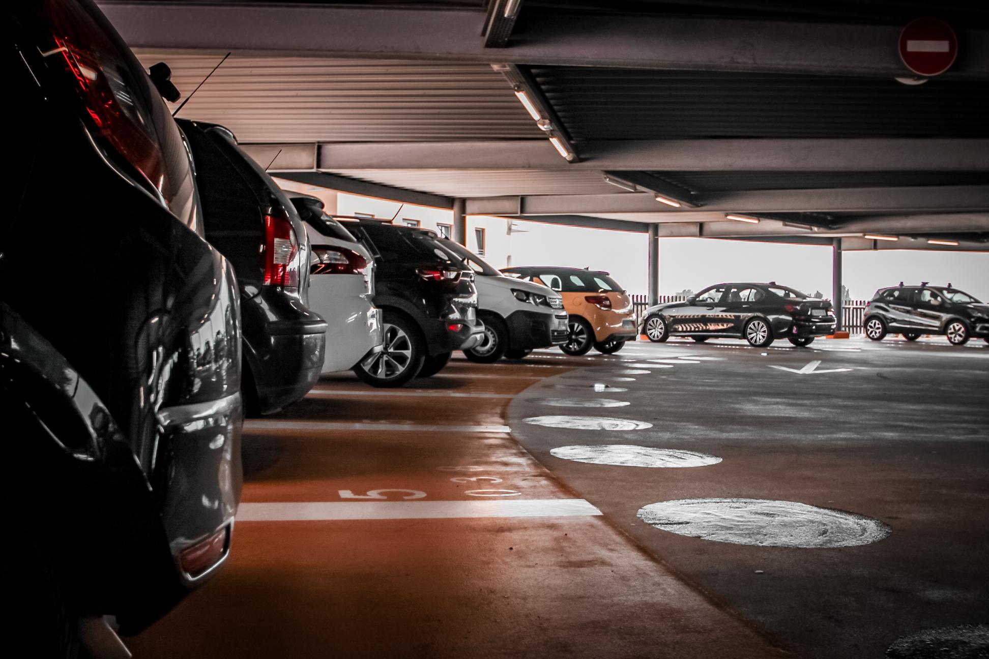 voitures-garés-parking-relais